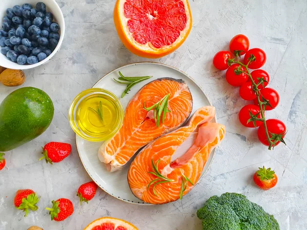 Beton zemin üzerinde taze kırmızı balık