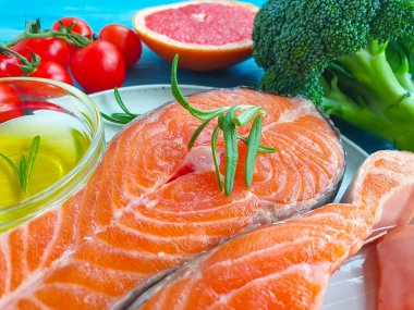 Tahta arka planda taze somon domatesi.