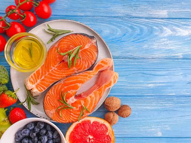 Tahta arka planda taze somon domatesi.