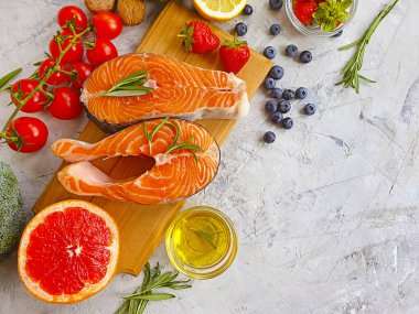 Beton arka planda taze somon domatesi.