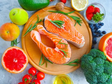 Beton arka planda taze somon domatesi.