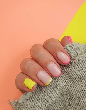 Kadın eli güzel, şık manikür süveter.