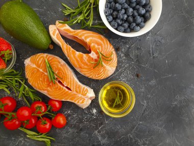 Beton arka planda taze kırmızı balık, deniz ürünleri