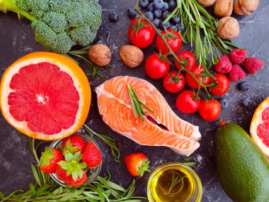 Beton arka planda taze kırmızı balık, deniz ürünleri