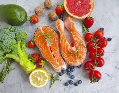 Beton arka planda taze kırmızı balık, deniz ürünleri