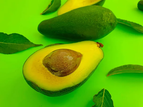 Frische Avocado Auf Farbigem Hintergrund — Stockfoto