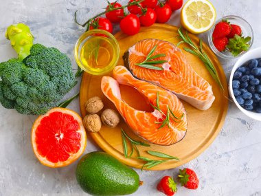 Taze somon, beton kaplama domates.