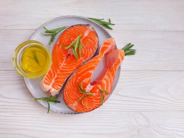 Ahşap bir tabakta taze somon.