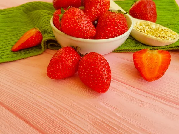 Frische Erdbeeren Auf Holzgrund — Stockfoto