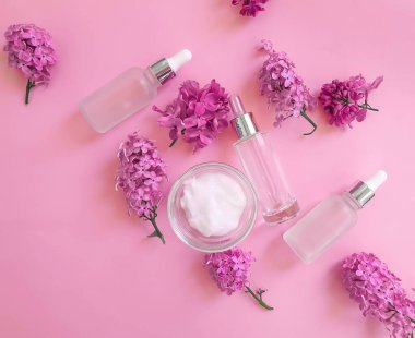 Renkli arkaplanda serum kozmetik çiçeği leylağı