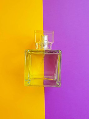 Renkli arka planda parfüm şişesi