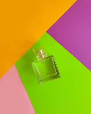 Renkli arka planda parfüm şişesi