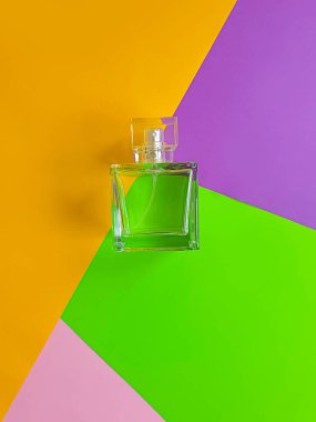 Renkli arka planda parfüm şişesi