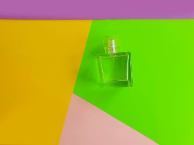 Renkli arka planda parfüm şişesi