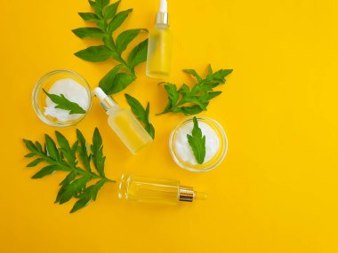 Renkli arkaplanda krema kozmetik sayfası