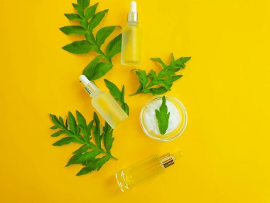 Renkli arkaplanda krema kozmetik sayfası