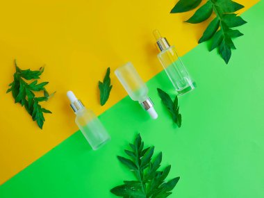 Renkli arkaplanda krema kozmetik sayfası