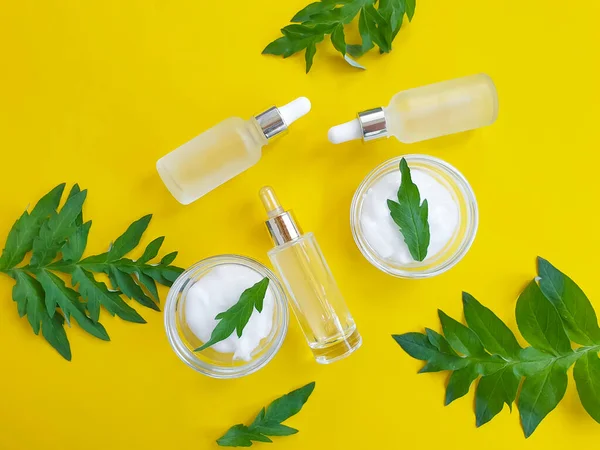 Renkli arkaplanda krema kozmetik sayfası