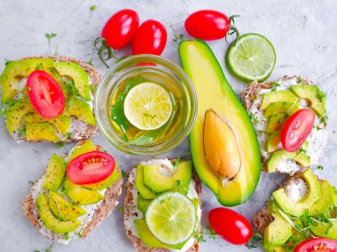 Beton arka planda avokado limonlu sandviç.