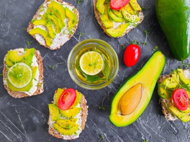Beton arka planda avokado limonlu sandviç.
