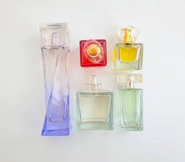 Hafif arka planda bir şişe parfüm.