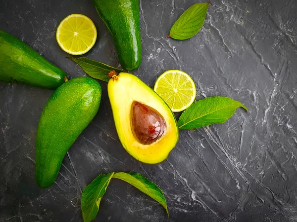 Avocado Fresco Calcestruzzo Calce Sfondo — Foto Stock