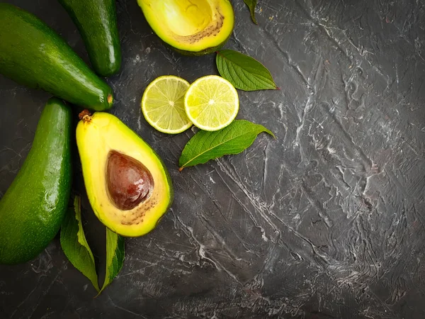 Avocado Fresco Calcestruzzo Calce Sfondo — Foto Stock