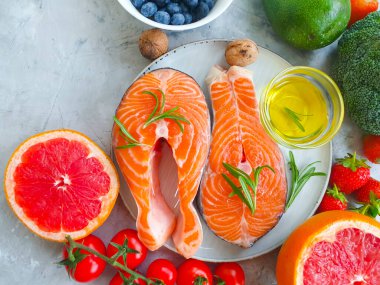 Beton zemin üzerinde kırmızı balık