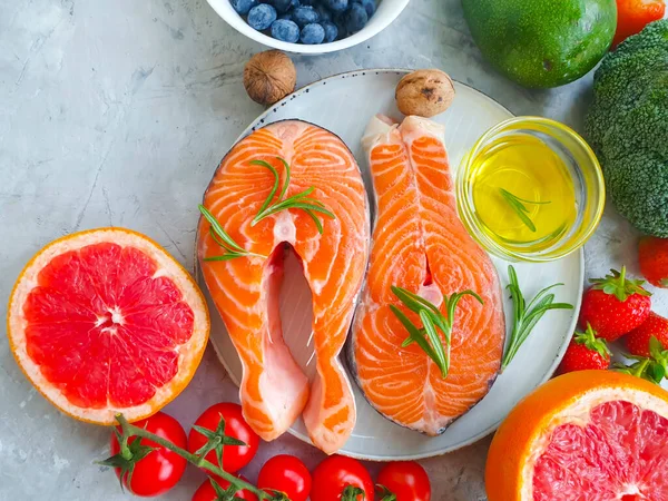 Beton zemin üzerinde kırmızı balık