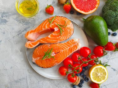 Beton zemin üzerinde kırmızı balık