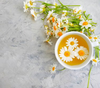 Beton zeminde papatya çiçeği çayı