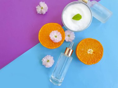krem rengi bir arka planda kozmetik portakal çiçeği