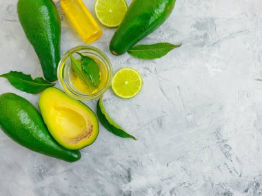 Beton zemin üzerinde taze avokado