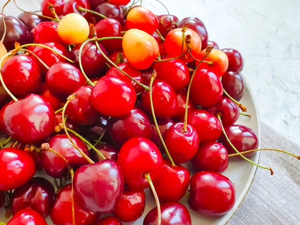 Cerezas Maduras Una Placa Sobre Fondo Hormigón — Foto de Stock