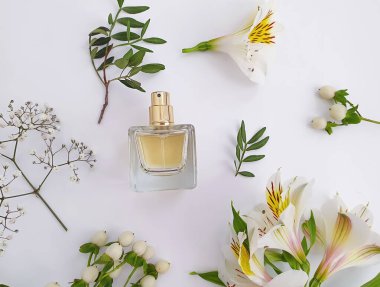 Renkli arka planda bir şişe parfümü çiçeği.