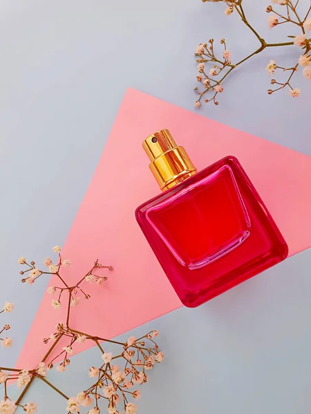 Renkli arka planda bir şişe parfümü çiçeği.
