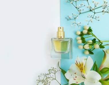 Renkli arka planda bir şişe parfümü çiçeği.