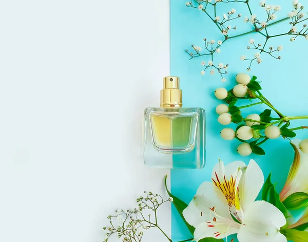 Renkli arka planda bir şişe parfümü çiçeği.