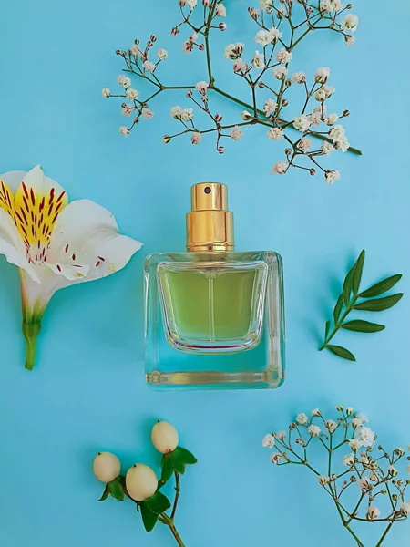 Bouteille Parfum Fleur Sur Fond Coloré — Photo