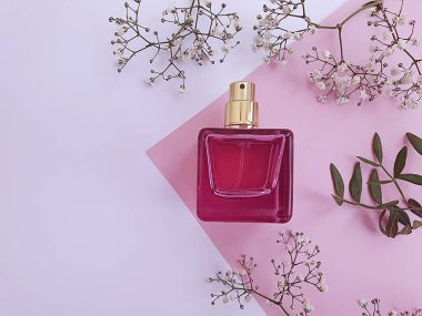 Renkli arka planda bir şişe parfümü çiçeği.