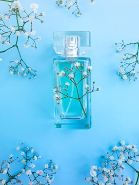 Renkli arka planda bir şişe parfümü çiçeği.
