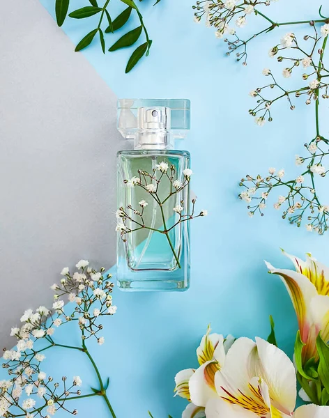 Flor Perfume Garrafa Fundo Colorido — Fotografia de Stock