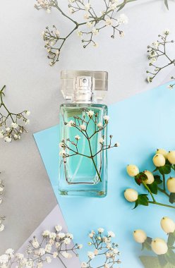 Renkli arka planda bir şişe parfümü çiçeği.