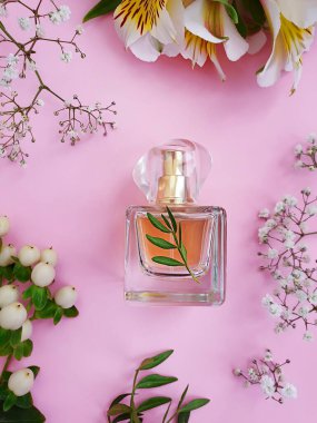 Renkli arka planda bir şişe parfümü çiçeği.