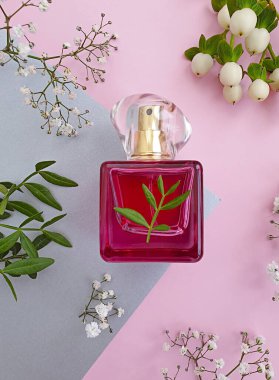 Renkli arka planda bir şişe parfümü çiçeği.