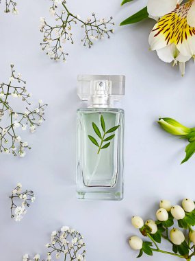 Renkli arka planda bir şişe parfümü çiçeği.