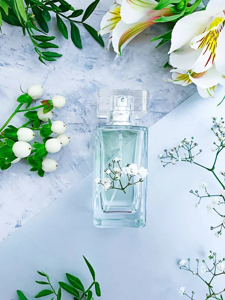 Flor Perfume Garrafa Fundo Concreto — Fotografia de Stock