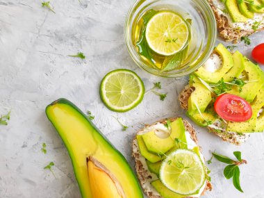 Avokado sandviçi, beton kaplama domates.