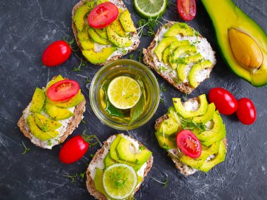 Avokado sandviçi, beton kaplama domates.