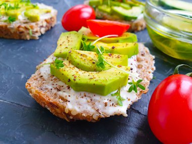 Avokado sandviçi, beton kaplama domates.